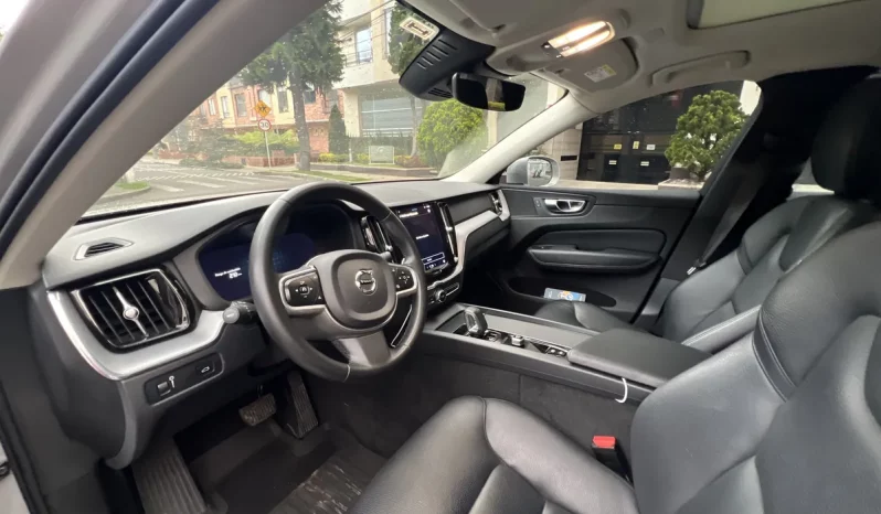 
								Volvo XC60 2.0 B5 AWD Momentum Hibryda completo									